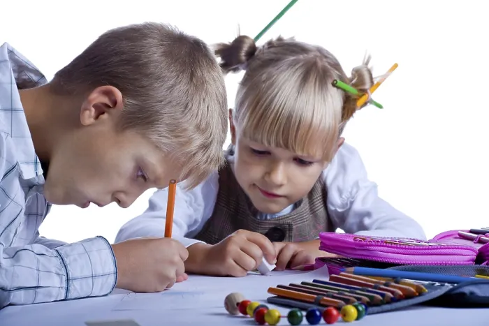 Gerahmter Druck : Zwei junge Kinder zeichnen mit Bleistiften. Gerahmter Druck : Zwei junge Kinder zeichnen mit Bleistiften.