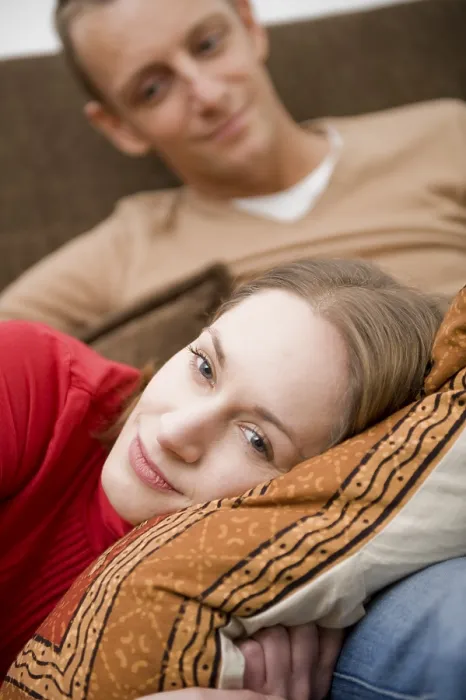 Gerahmter Druck : Junges Paar auf einem Sofa. Gerahmter Druck : Junges Paar auf einem Sofa.