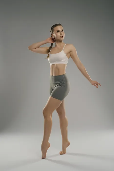 Gerahmter Druck : Ein junger Tänzer posiert elegant in einem Studio. Gerahmter Druck : Ein junger Tänzer posiert elegant in einem Studio.