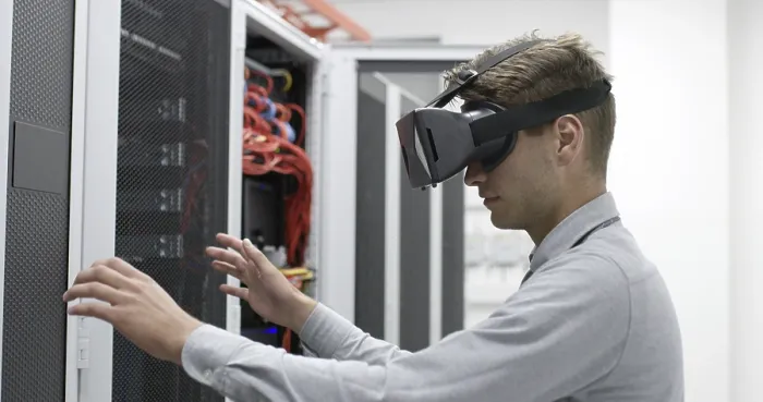 Gerahmter Druck : Jünger IT-Ingenieur verwendet Virtual-Reality-Headset über Hintergrund eines Serverraums. Gerahmter Druck : Jünger IT-Ingenieur verwendet Virtual-Reality-Headset über Hintergrund eines Serverraums.
