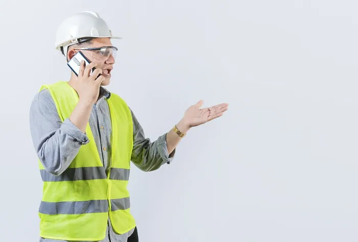 Gerahmter Druck : Jüngerer Ingenieur ruft auf Handy aus. Gerahmter Druck : Jüngerer Ingenieur ruft auf Handy aus.