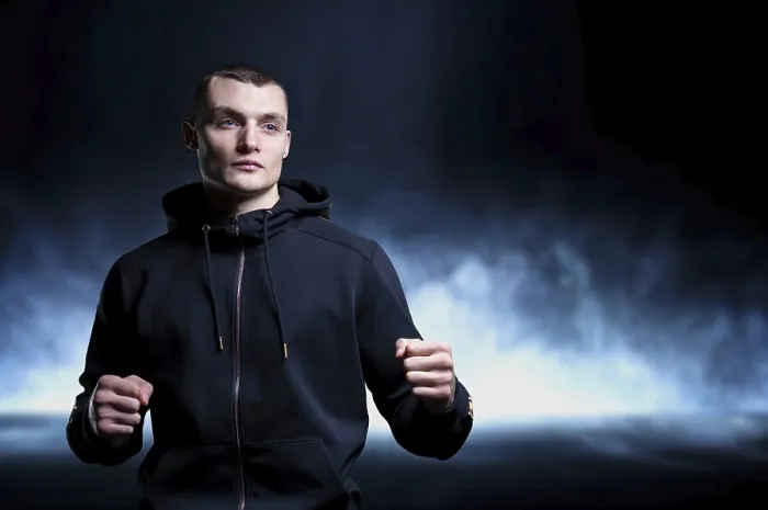 Gerahmter Druck : Junge Kickboxer posiert im Studio. Gerahmter Druck : Junge Kickboxer posiert im Studio.