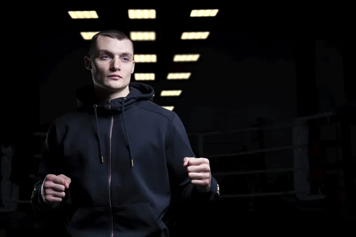 Gerahmter Druck : Junge Kickboxer posiert im Studio. Gerahmter Druck : Junge Kickboxer posiert im Studio.