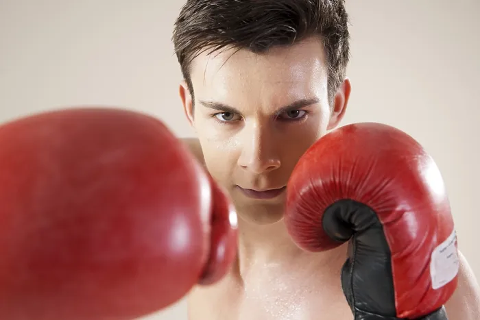 Gerahmter Druck : Jüngerer Mann während Boxtraining Gerahmter Druck : Jüngerer Mann während Boxtraining
