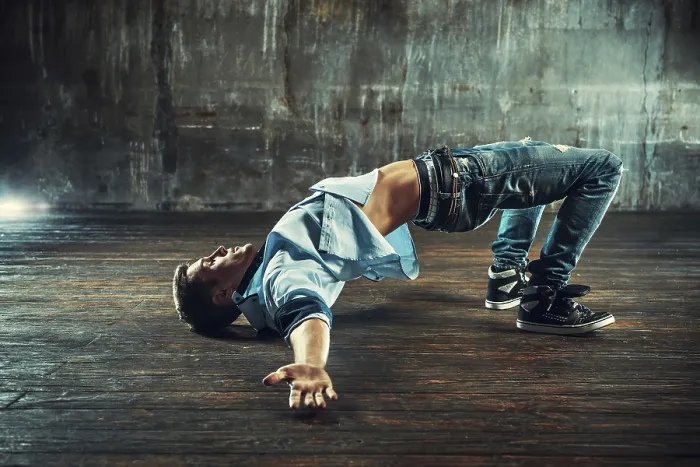 Gerahmter Druck : Jüngerer Mann tanzt Breakdance auf altem Mauerhintergrund. Gerahmter Druck : Jüngerer Mann tanzt Breakdance auf altem Mauerhintergrund.