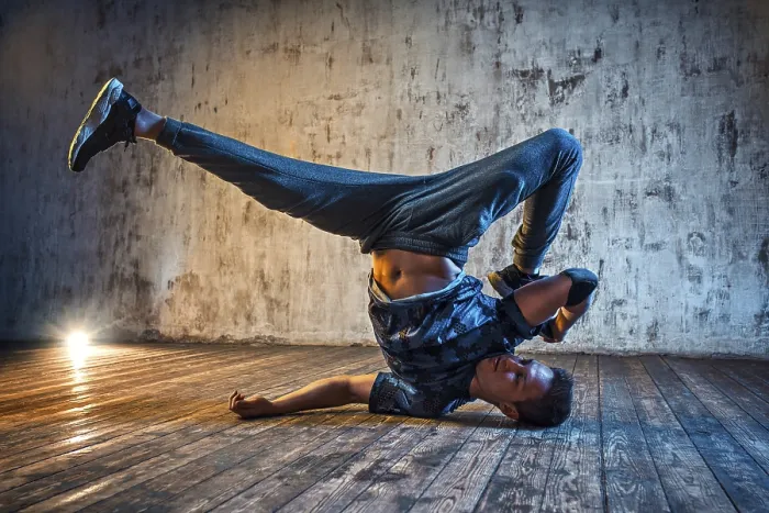 Gerahmter Druck : Junge tanzt Breakdance an einer Wand im Hintergrund. Gerahmter Druck : Junge tanzt Breakdance an einer Wand im Hintergrund.