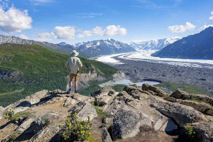 Gerahmter Druck : Jüngerer Mann geniesst die Aussicht, Blick auf beeindruckendes Bergpanorama mit dem Matanuska-Gletscher und gletscherte Bergen. Gerahmter Druck : Jüngerer Mann geniesst die Aussicht, Blick auf beeindruckendes Bergpanorama mit dem Matanuska-Gletscher und gletscherte Bergen.