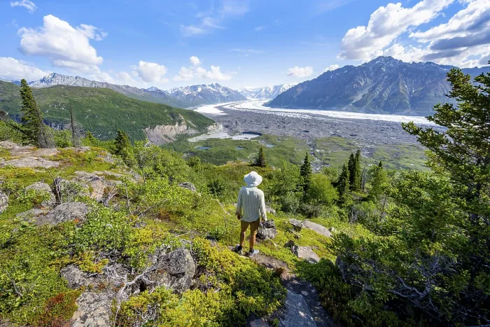 Gerahmter Druck : Jüngerer Mann geniesst die Aussicht, Blick auf beeindruckende Berglandschaft mit dem Matanuska-Gletscher und vergletscherten Gipfeln. Gerahmter Druck : Jüngerer Mann geniesst die Aussicht, Blick auf beeindruckende Berglandschaft mit dem Matanuska-Gletscher und vergletscherten Gipfeln.