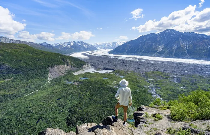Gerahmter Druck : Jüngerer Mann genießt die Aussicht, Blick auf beeindruckende Berglandschaft mit dem Matanuska-Gletscher und gletscherte Bergen. Gerahmter Druck : Jüngerer Mann genießt die Aussicht, Blick auf beeindruckende Berglandschaft mit dem Matanuska-Gletscher und gletscherte Bergen.