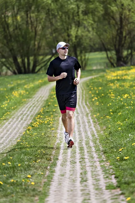 Gerahmter Druck : Ein junger Mann joggt durch die Felder. Gerahmter Druck : Ein junger Mann joggt durch die Felder.