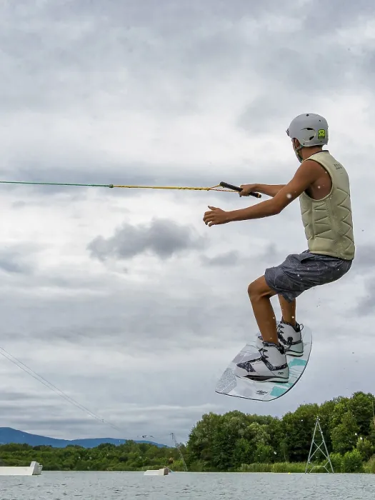 Gerahmter Druck : Jüngerer Mann springt mit Wakeboard. Gerahmter Druck : Jüngerer Mann springt mit Wakeboard.