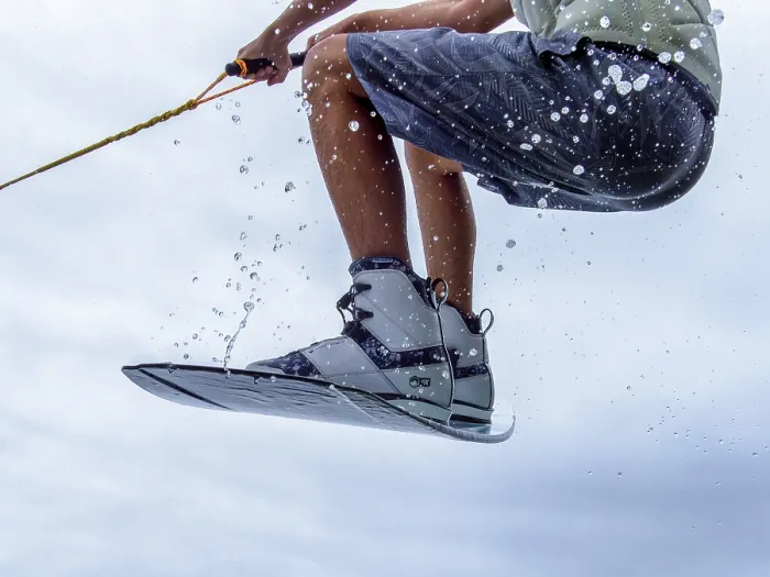 Gerahmter Druck : Jüngerer Mann springt mit Wakeboard. Gerahmter Druck : Jüngerer Mann springt mit Wakeboard.