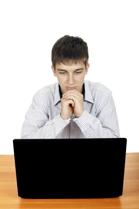 Gerahmter Druck : Jüngerer Mann mit Laptop am Tisch. Gerahmter Druck : Jüngerer Mann mit Laptop am Tisch.