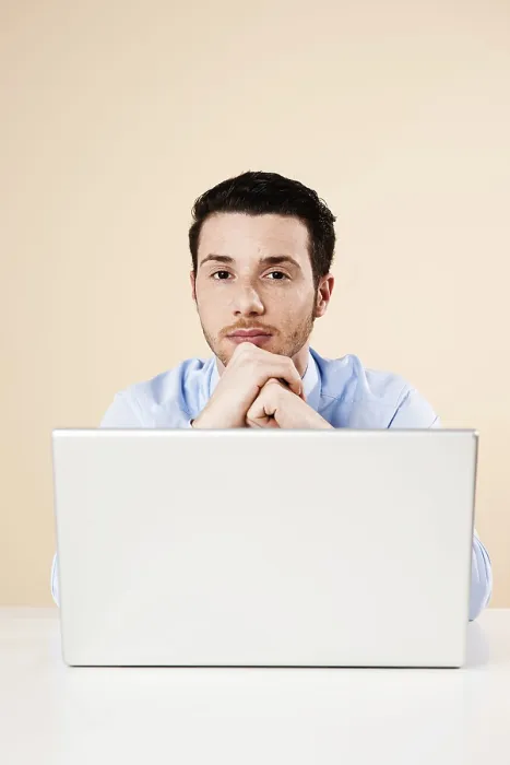 Gerahmter Druck : Jüngerer Mann sitzt vor seinem Laptop-Computer. Gerahmter Druck : Jüngerer Mann sitzt vor seinem Laptop-Computer.