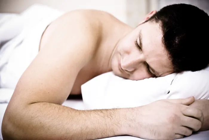 Gerahmter Druck : Jüngerer Mann schläft im Bett. Gerahmter Druck : Jüngerer Mann schläft im Bett.