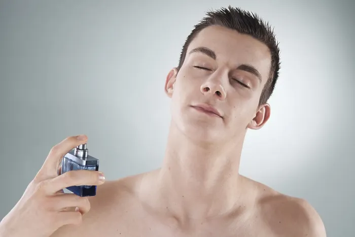 Gerahmter Druck : Jüngling spritzt Parfum auf sich Gerahmter Druck : Jüngling spritzt Parfum auf sich