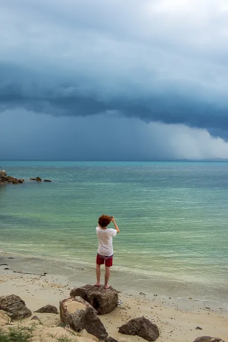 Gerahmter Druck : Jüngerer Mann, der auf dem Strand steht. Gerahmter Druck : Jüngerer Mann, der auf dem Strand steht.