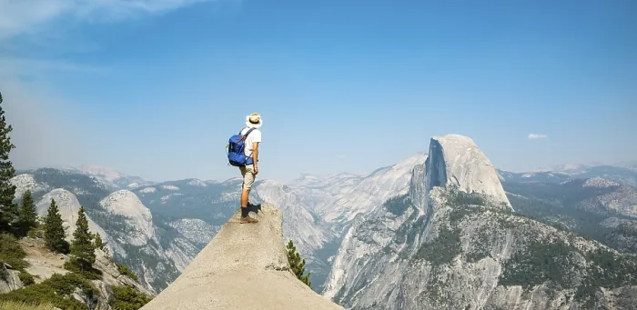 Gerahmter Druck : Jüngerer Mann steht auf einer Kante, schaut auf die Half Dome. Gerahmter Druck : Jüngerer Mann steht auf einer Kante, schaut auf die Half Dome.