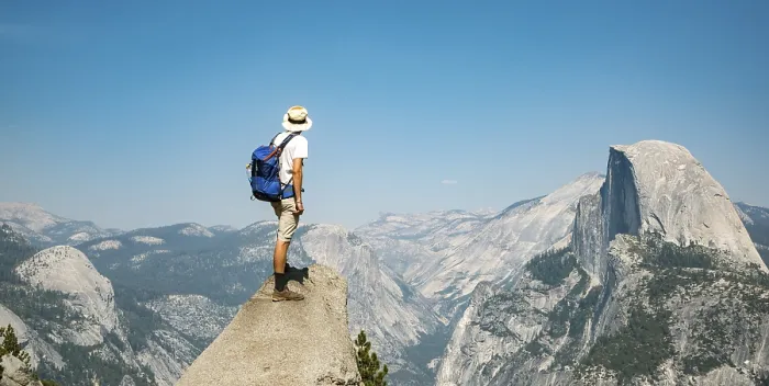 Gerahmter Druck : Jüngerer Mann steht auf der Kante, schaut zum Half Dome. Gerahmter Druck : Jüngerer Mann steht auf der Kante, schaut zum Half Dome.