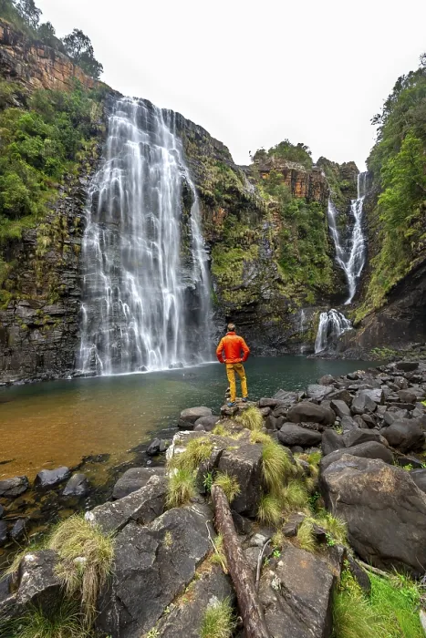 Gerahmter Druck : Jüngerer Mann steht vor einem Wasserfall. Gerahmter Druck : Jüngerer Mann steht vor einem Wasserfall.
