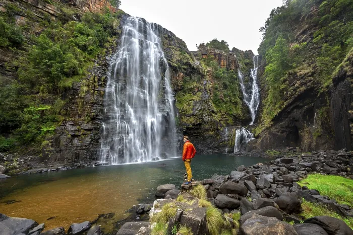 Gerahmter Druck : Jüngerer Mann steht vor einem Wasserfall. Gerahmter Druck : Jüngerer Mann steht vor einem Wasserfall.