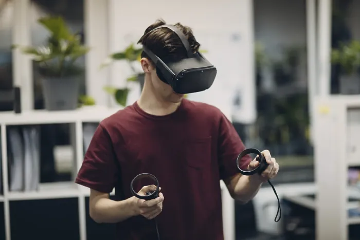 Gerahmter Druck : Junge Mann in Virtual-Reality-Brille Gerahmter Druck : Junge Mann in Virtual-Reality-Brille