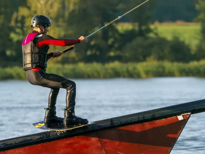 Gerahmter Druck : Jüngerer Mann mit Wakeboard auf Hindernis. Gerahmter Druck : Jüngerer Mann mit Wakeboard auf Hindernis.