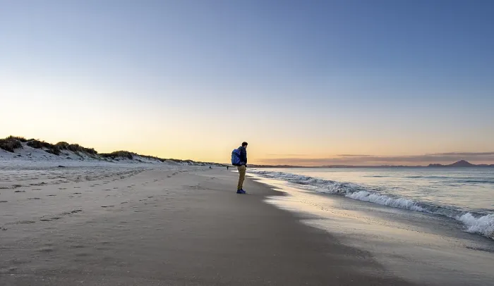 Gerahmter Druck : Jüngerer Mann geht entlang der Strand. Gerahmter Druck : Jüngerer Mann geht entlang der Strand.