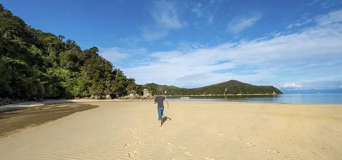 Gerahmter Druck : Jüngerer Mann geht auf dem Strand. Gerahmter Druck : Jüngerer Mann geht auf dem Strand.