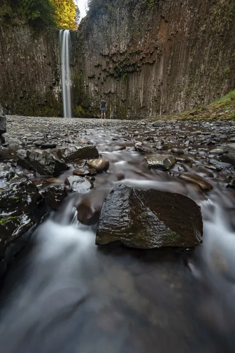 Gerahmter Druck : Jüngerer Mann vor Wasserfall Gerahmter Druck : Jüngerer Mann vor Wasserfall