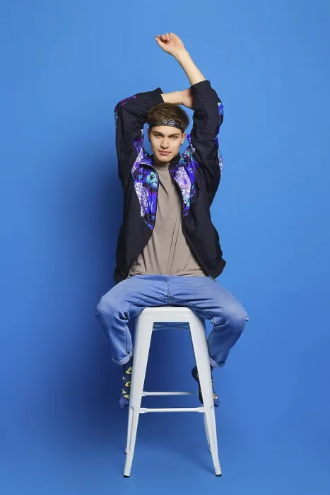 Gerahmter Druck : Jüngerer Mann in Windbreaker-Jacke. Gerahmter Druck : Jüngerer Mann in Windbreaker-Jacke.