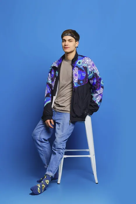 Gerahmter Druck : Jüngerer Mann in Windbreaker-Jacke Gerahmter Druck : Jüngerer Mann in Windbreaker-Jacke