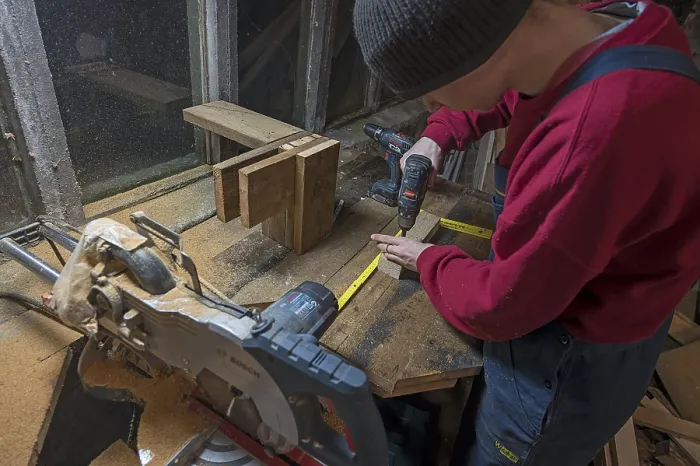 Gerahmter Druck : Jüngerer Mann arbeitet in seinem Atelier am Abend. Gerahmter Druck : Jüngerer Mann arbeitet in seinem Atelier am Abend.