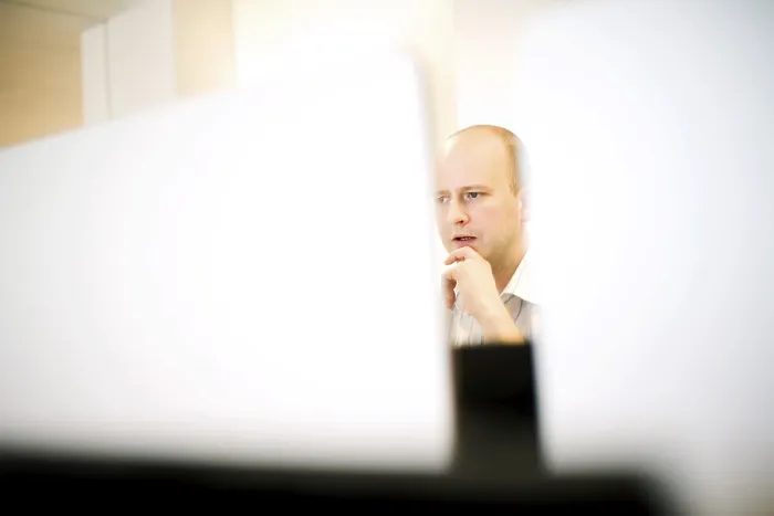 Gerahmter Druck : Jüngerer Mann im Arbeitsplatz. Gerahmter Druck : Jüngerer Mann im Arbeitsplatz.