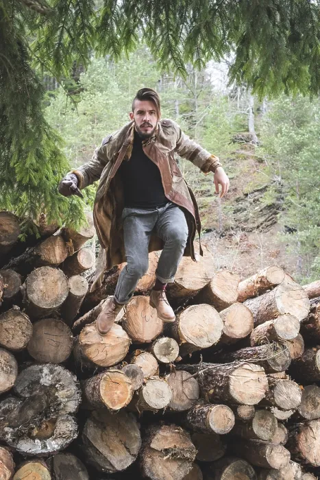 Gerahmter Druck : Junge Männer auf Holzstämmen im Wald. Gerahmter Druck : Junge Männer auf Holzstämmen im Wald.