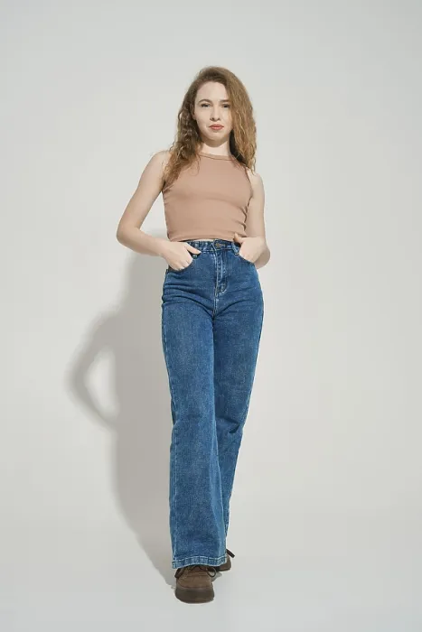 Gerahmter Druck : Ein junger Model steht selbstbewusst in einem Studio mit einem einfachen Hintergrund. Gerahmter Druck : Ein junger Model steht selbstbewusst in einem Studio mit einem einfachen Hintergrund.