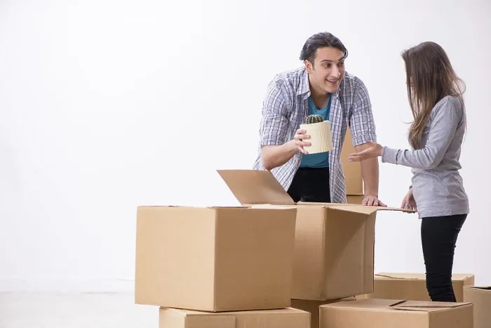 Gerahmter Druck : Das junge Paar zieht in eine neue Wohnung. Gerahmter Druck : Das junge Paar zieht in eine neue Wohnung.