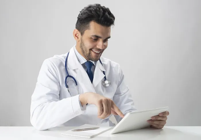 Gerahmter Druck : Junge lächelnde Internist mit Tabletcomputer.