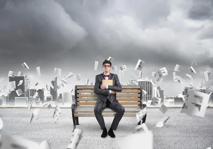 Gerahmter Druck : Junge Schüler mit einem Buch auf dem Bank. Gerahmter Druck : Junge Schüler mit einem Buch auf dem Bank.