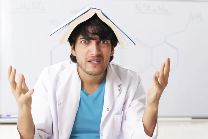 Gerahmter Druck : Jünger Chemiestudent im Klassenzimmer. Gerahmter Druck : Jünger Chemiestudent im Klassenzimmer.