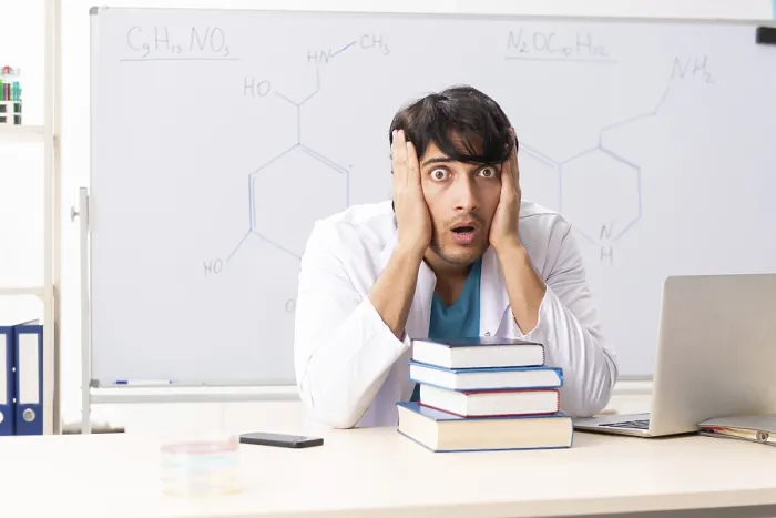 Gerahmter Druck : Junge Chemiestudent in der Klasse Gerahmter Druck : Junge Chemiestudent in der Klasse