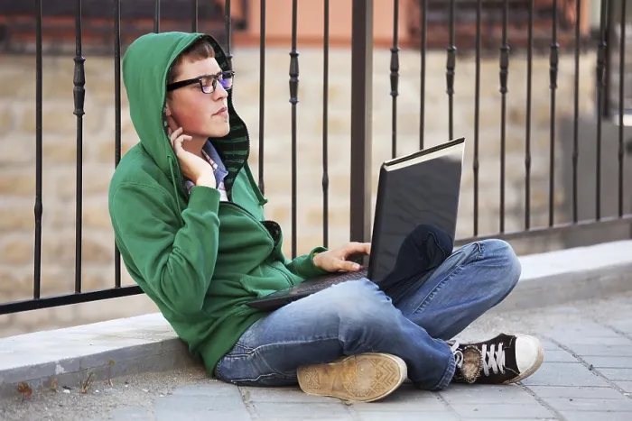 Gerahmter Druck : Jüngerer Schüler verwendet Laptop. Gerahmter Druck : Jüngerer Schüler verwendet Laptop.