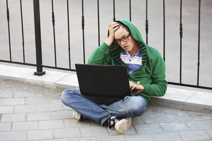Gerahmter Druck : Jüngerer Schüler nutzt Laptop. Gerahmter Druck : Jüngerer Schüler nutzt Laptop.