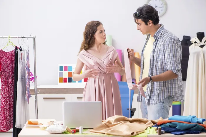 Gerahmter Druck : Jünger Schneider arbeitet in seinem Atelier. Gerahmter Druck : Jünger Schneider arbeitet in seinem Atelier.