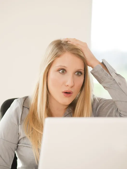 Gerahmter Druck : Junge Frau arbeitet am Computer. Gerahmter Druck : Junge Frau arbeitet am Computer.