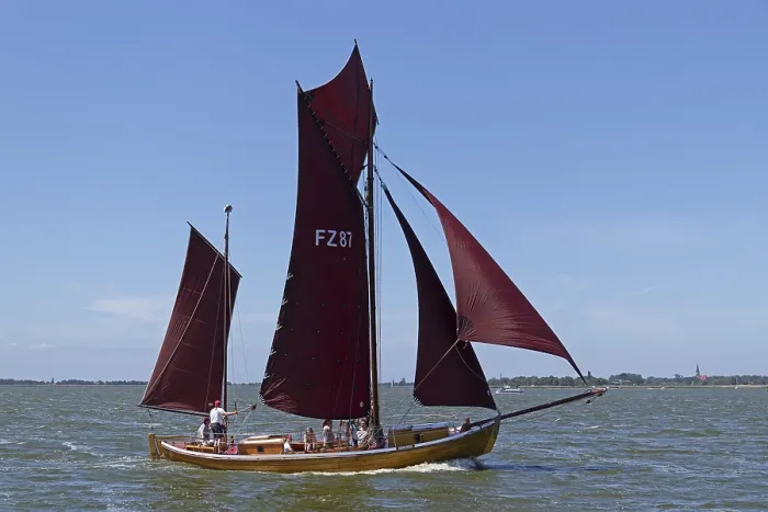 Gerahmter Druck : Regattasegeln auf dem Zeesboot in Wustrow, Saaler Bodden. Gerahmter Druck : Regattasegeln auf dem Zeesboot in Wustrow, Saaler Bodden.