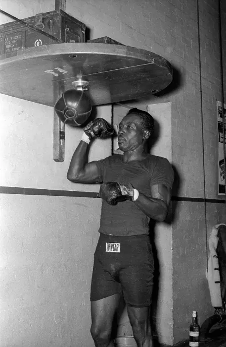 Gerahmter Druck : Joe Brown. 11. April 1961, London - Boxen - Joe Brown trainiert vor seiner Gerahmter Druck : Joe Brown. 11. April 1961, London - Boxen - Joe Brown trainiert vor seiner