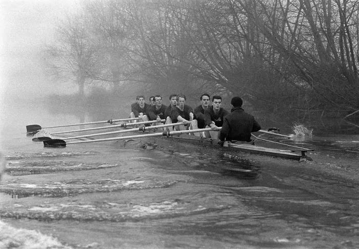 Gerahmter Druck : Rowing. 9. März 1961 - Rudern - Die Bootsmannschaft der Universität Oxford Gerahmter Druck : Rowing. 9. März 1961 - Rudern - Die Bootsmannschaft der Universität Oxford