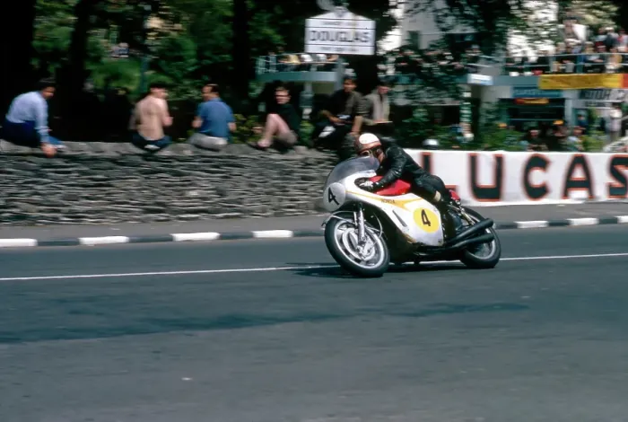Gerahmter Druck : TT-Rennen. 16. Juni 1967 - Motorradrennen - TT-RennenMike Hailwood von Gerahmter Druck : TT-Rennen. 16. Juni 1967 - Motorradrennen - TT-RennenMike Hailwood von