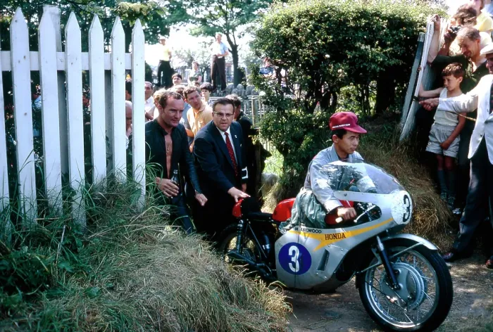 Gerahmter Druck : TT-Rennen. 14. Juni 1967 - TT-RennenMike Hailwood von Großbritannien geht Gerahmter Druck : TT-Rennen. 14. Juni 1967 - TT-RennenMike Hailwood von Großbritannien geht